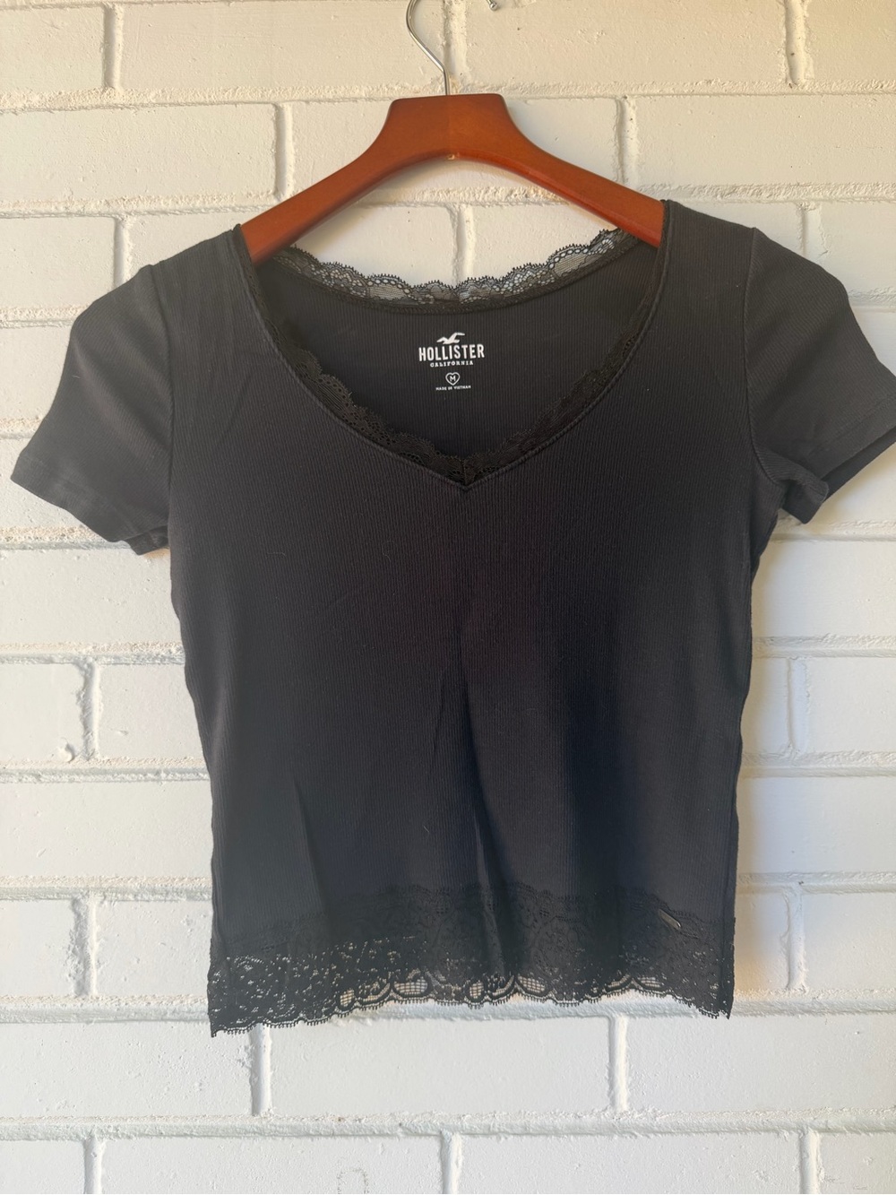 Hollister Black V-Neck Lace-Trim Short Sleeve Crop Top